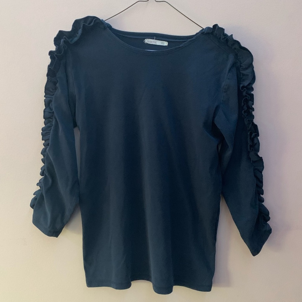 Ruffled-sleeve top Size M